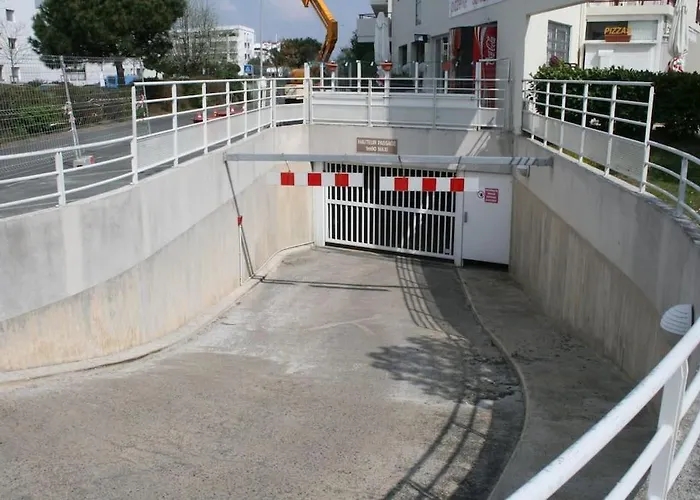 + Piscine+ Parking Prive. Quartier Minimes *